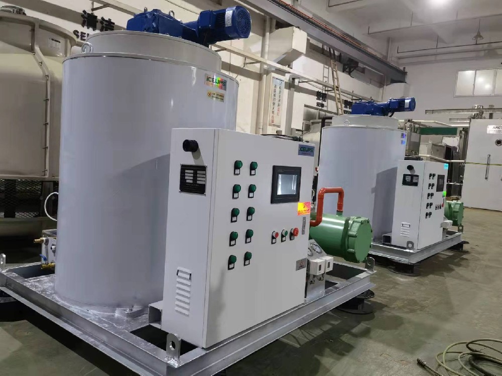哥斯達(dá)黎加兩臺(tái)量身定制比澤爾機(jī)頭，日產(chǎn)量5噸片冰機(jī)調(diào)試完成，即將裝柜出貨。
