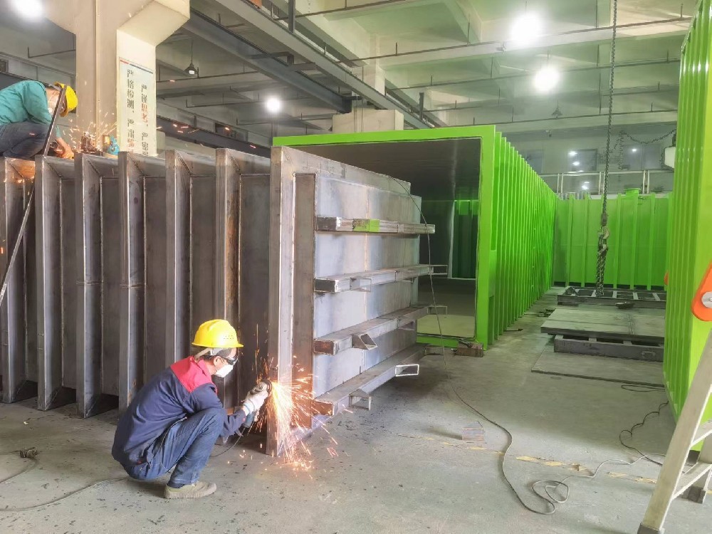 繁忙的鑄造車(chē)間，大批量的果蔬真空預(yù)冷機(jī)在生產(chǎn)，為了能讓深圳科美斯高端真空預(yù)冷機(jī)能早日交付，我們每天都加班加點(diǎn)。