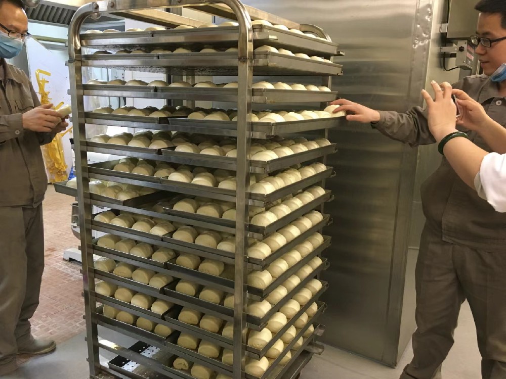河南食品公司饅頭加工車間，熟食快速冷鮮機(jī)效率非常高，每10分鐘左右處理一次。