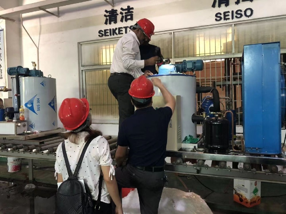 阿根廷客戶到訪，并實(shí)地親自操作小型海水制冰機(jī)。