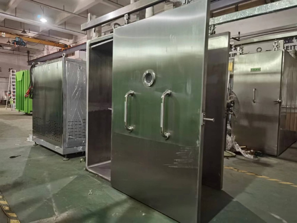 深圳愛斯奧熟食真空冷卻機生產(chǎn)車間，大量熟食快速冷卻機在生產(chǎn)鑄造，一片繁忙景象。