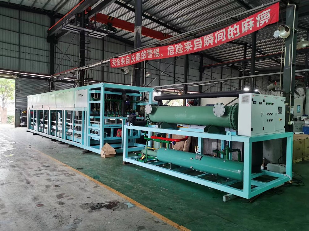 客戶量身定制型冰塊重量25公斤，日產(chǎn)量20噸冰磚機(jī)正常出冰。