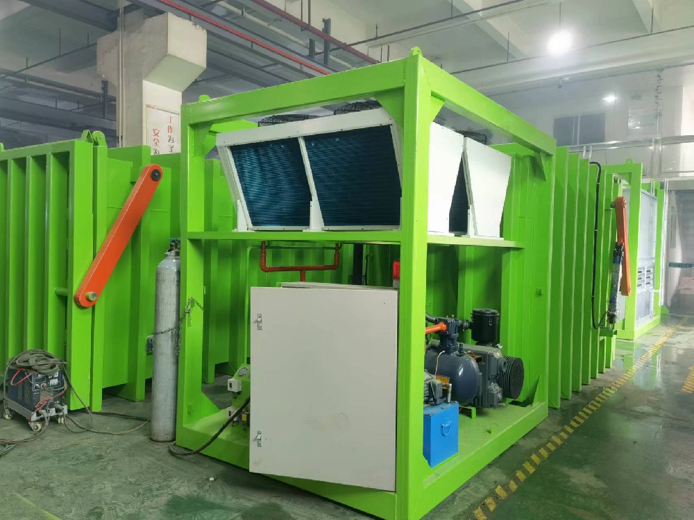 處理量2卡板蒸發(fā)冷定制型，處理量2卡板風冷定制型果蔬真空預冷機發(fā)往西寧蔬菜基地，兩位蔬菜老板在定我們的設(shè)備之前，也是把廣東這邊做真空預冷機的廠家全部考察完了，最后過來我們工廠訂設(shè)備時只說了一句話：左看右看，還是你們工廠實力強大，配置高端，工藝先進！