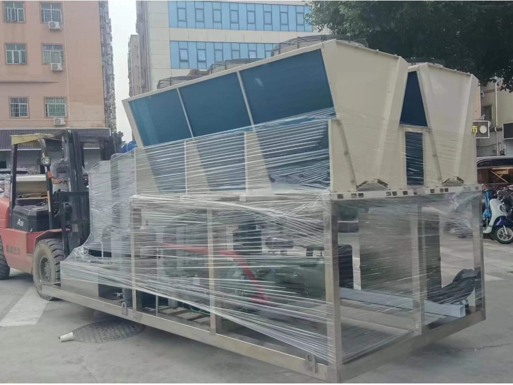 南美客戶量身定制V型風冷系統(tǒng)，德國比澤爾螺桿機頭，日產(chǎn)量15噸片冰機裝柜出口