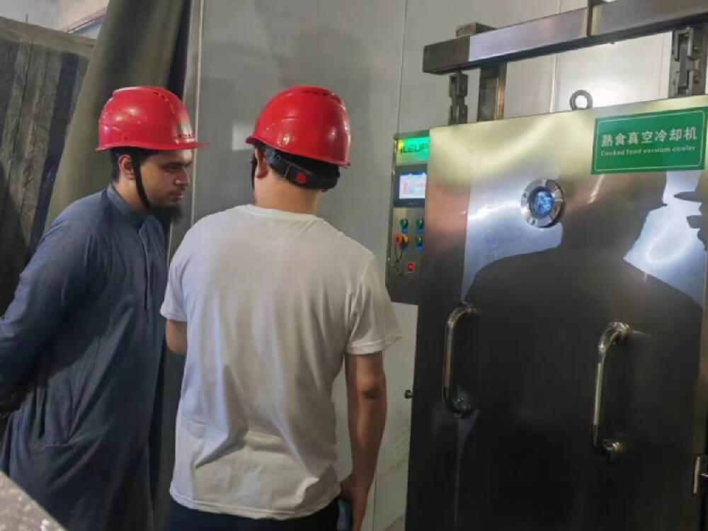南亞客戶實(shí)地考察我司熟食真空冷卻機(jī)工廠，并親自操作設(shè)備，50度以上高溫食品降到常溫15度僅需幾分鐘內(nèi)完成，客戶對(duì)我們真空快速冷卻機(jī)效率非常滿意，現(xiàn)場(chǎng)隨即訂購(gòu)一套處理量200公斤的設(shè)備。感謝客戶對(duì)“愛斯奧”高端品牌的支持與厚愛！