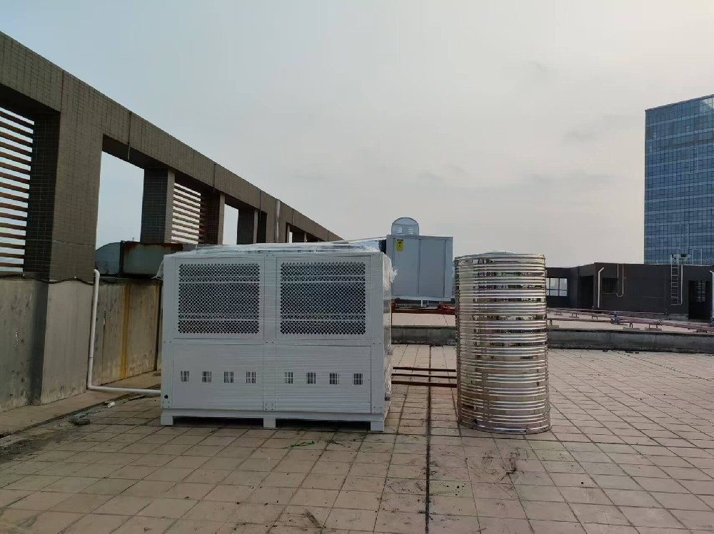 近期我司中標(biāo)國內(nèi)多家航空公司航空熟食真空冷卻機(jī)項(xiàng)目，持續(xù)交付中，由于我司深耕航聯(lián)食品降溫項(xiàng)目十余年，蒸汽式真空冷卻技術(shù)具有效率高，降溫時(shí)間快，降溫后的熟食品無變形，無顏色改變，無營養(yǎng)成本丟失，使用成本低等優(yōu)點(diǎn)，深得國內(nèi)各航空公司信任，其中一家知名航司的領(lǐng)導(dǎo)就說了，其它廠家的設(shè)備別說家便宜幾萬塊，就算送給我們也不敢用，因?yàn)橐坏O(shè)備出了問題，影響我們飛機(jī)配餐事小，萬一因設(shè)備問題產(chǎn)生的食品安生事件就事大了，這個(gè)責(zé)任誰擔(dān)得起？